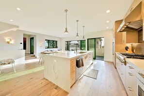 Réfrigérateur, four à micro-ondes, un four, surface de cuisson