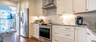 Sleeps 14 in 5BR, Ocean Views, Steps to Beach, Pet Friendly, BHI and Shoals