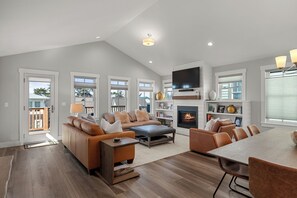 Smart-TV, Kamin, Bücher, Stereoanlage