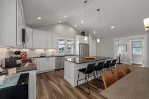 Fridge, microwave, oven, stovetop - New* Seabrook's Play Among the Stars: Oceanview, Dog Friendly! (Pacific Beach)