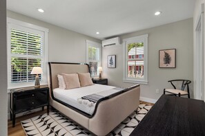 4 slaapkamers, een strijkplank/strijkijzer, reisbedje, gratis wifi