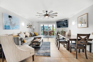 Smart TV - 🐢🐢Lagoon View|Prime Location|Turtle Hideaway🐢🐢 (Pensacola Beach)