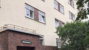 Un edificio con entrada de ladrillo identificada con 