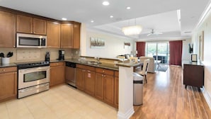 Una cocina moderna con armarios de madera, electrodomésticos de acero inoxidable y una isla grande.