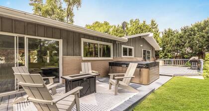 Beautiful riverside yard, hot tub, game room, large dining table!