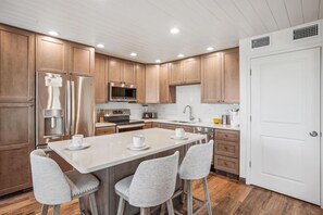 Kühlschrank, Ofen, Herdplatte, Wasserkocher mit Kaffee-/Teezubehör