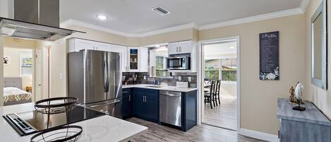 Refrigerador, microondas, horno y parrilla de estufa