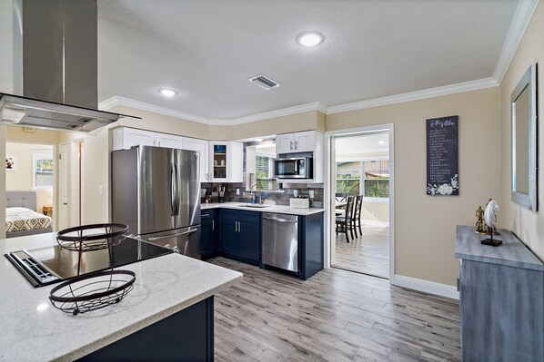 Kühlschrank, Mikrowelle, Ofen, Herdplatte