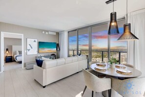 2 Schlafzimmer, Schreibtisch, Bügeleisen/Bügelbrett, Reisekinderbett