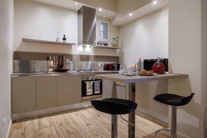 Frigorifero con congelatore, microonde, forno, piano cottura