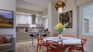 Una cocina moderna con comedor.