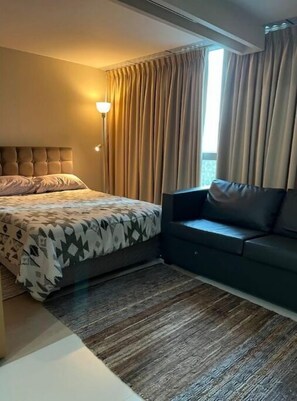 Iron/ironing board, WiFi, bed sheets - BGC Uptown Mall Suite (Taguig)