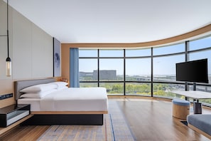 Business-Suite, 1 King-Bett | Hochwertige Bettwaren, kostenlose Minibar, Zimmersafe