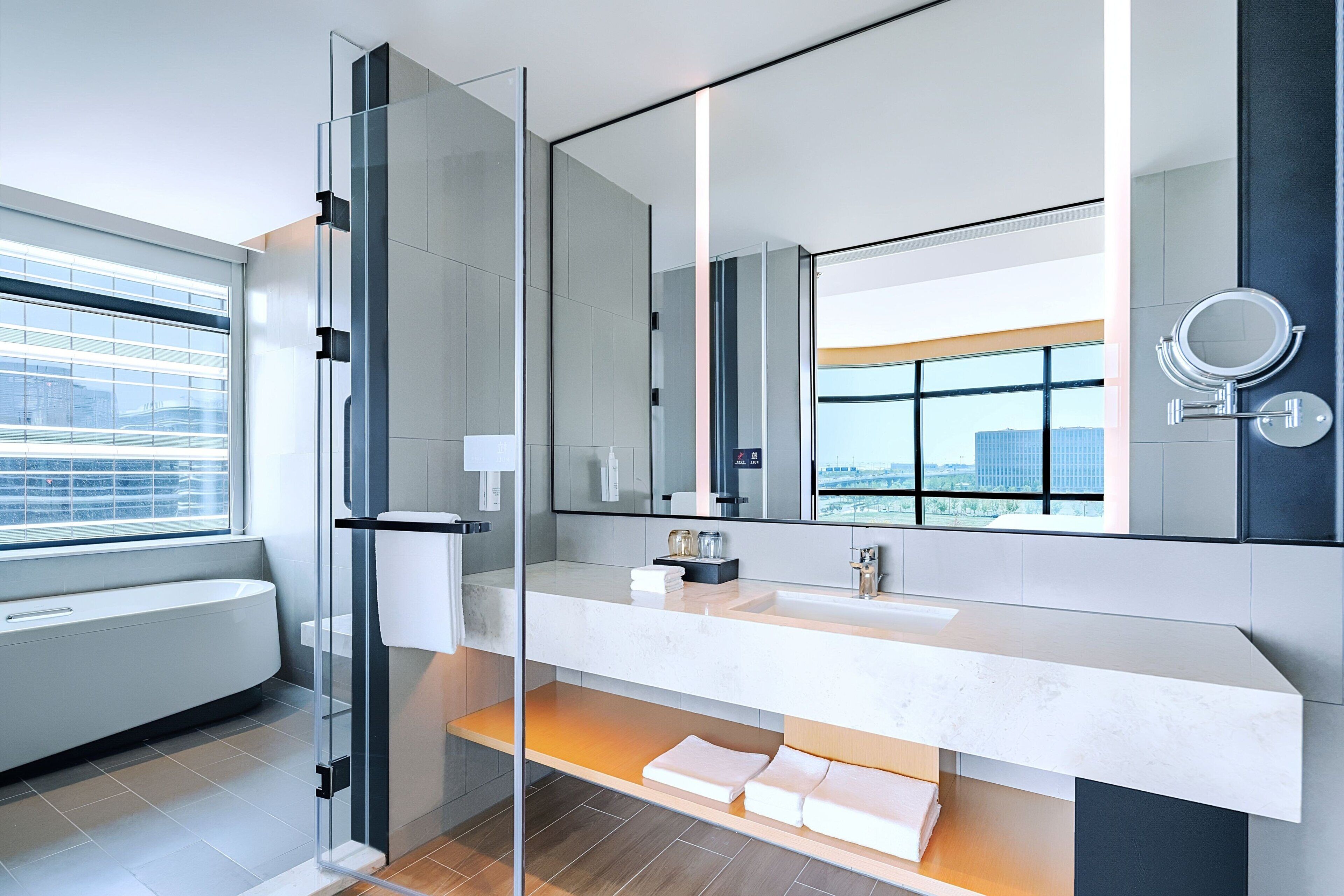 Business Suite, 1 King Bed | Premium bedding, free minibar, in-room safe, blackout drapes