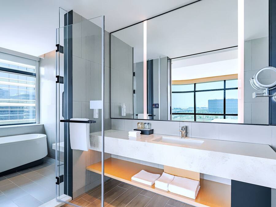 Business Suite, 1 King Bed | Premium bedding, free minibar, in-room safe, blackout drapes