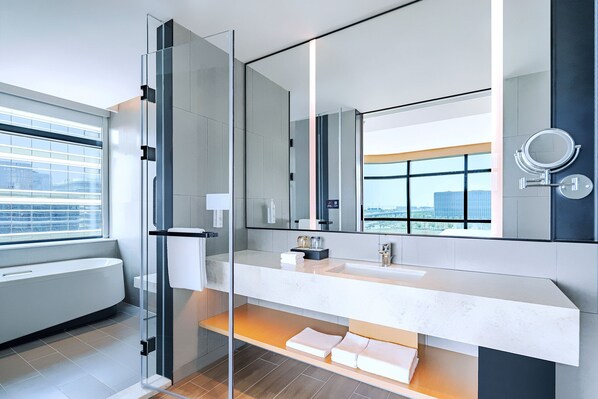 Suite Bisnis, 1 Tempat Tidur King | Seprai premium, minibar gratis, brankas, dan tirai kedap cahaya