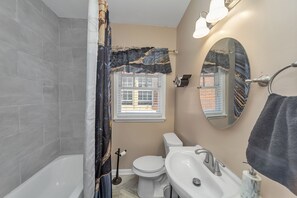 Apartment, 1 Bedroom | Bathroom | Towels