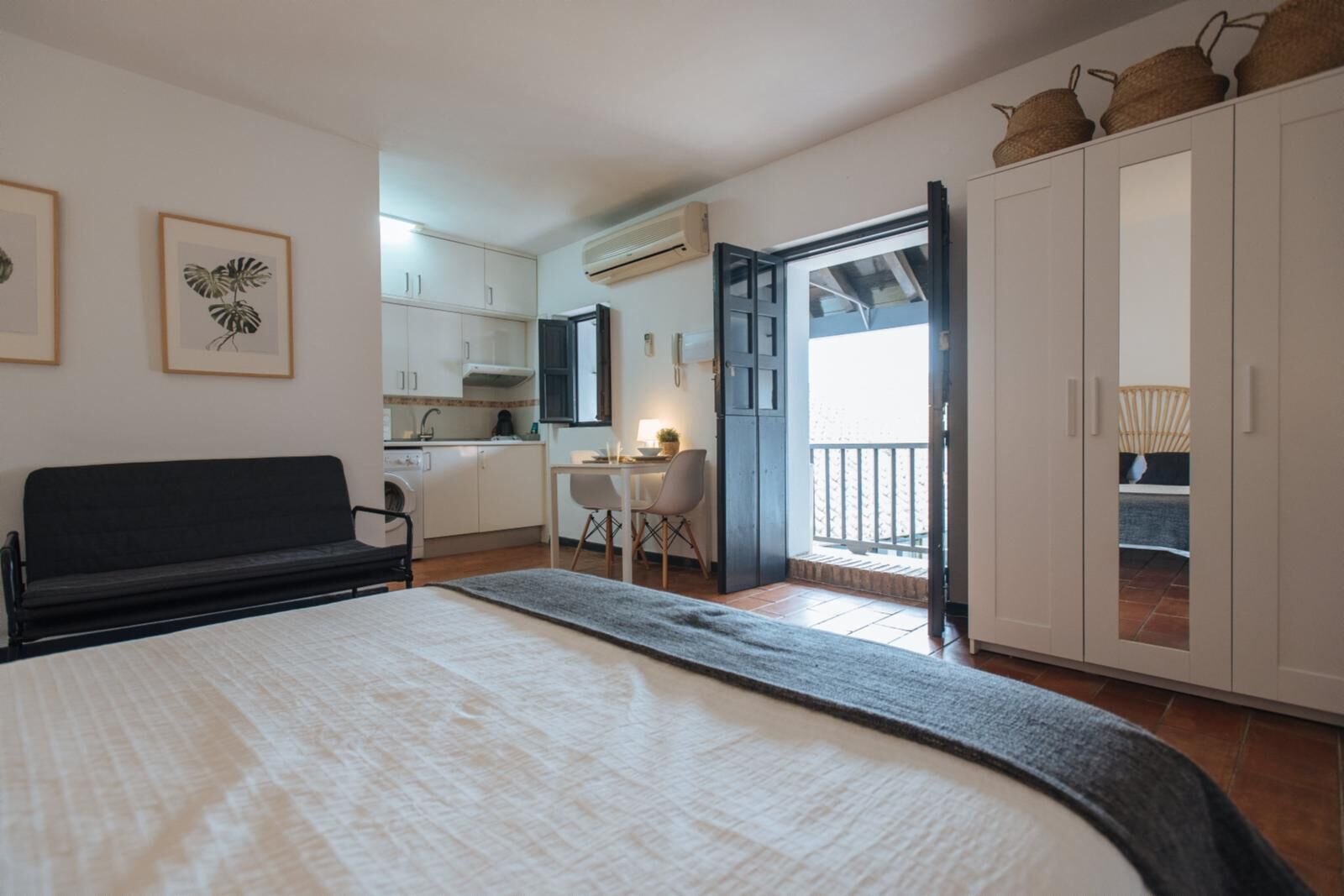 Een strijkplank/strijkijzer, internet, beddengoed