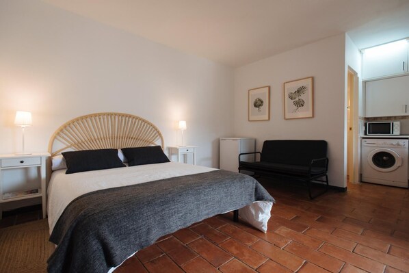 مكواة/لوح كي وخدمة الإنترنت وملاءات أسرّة