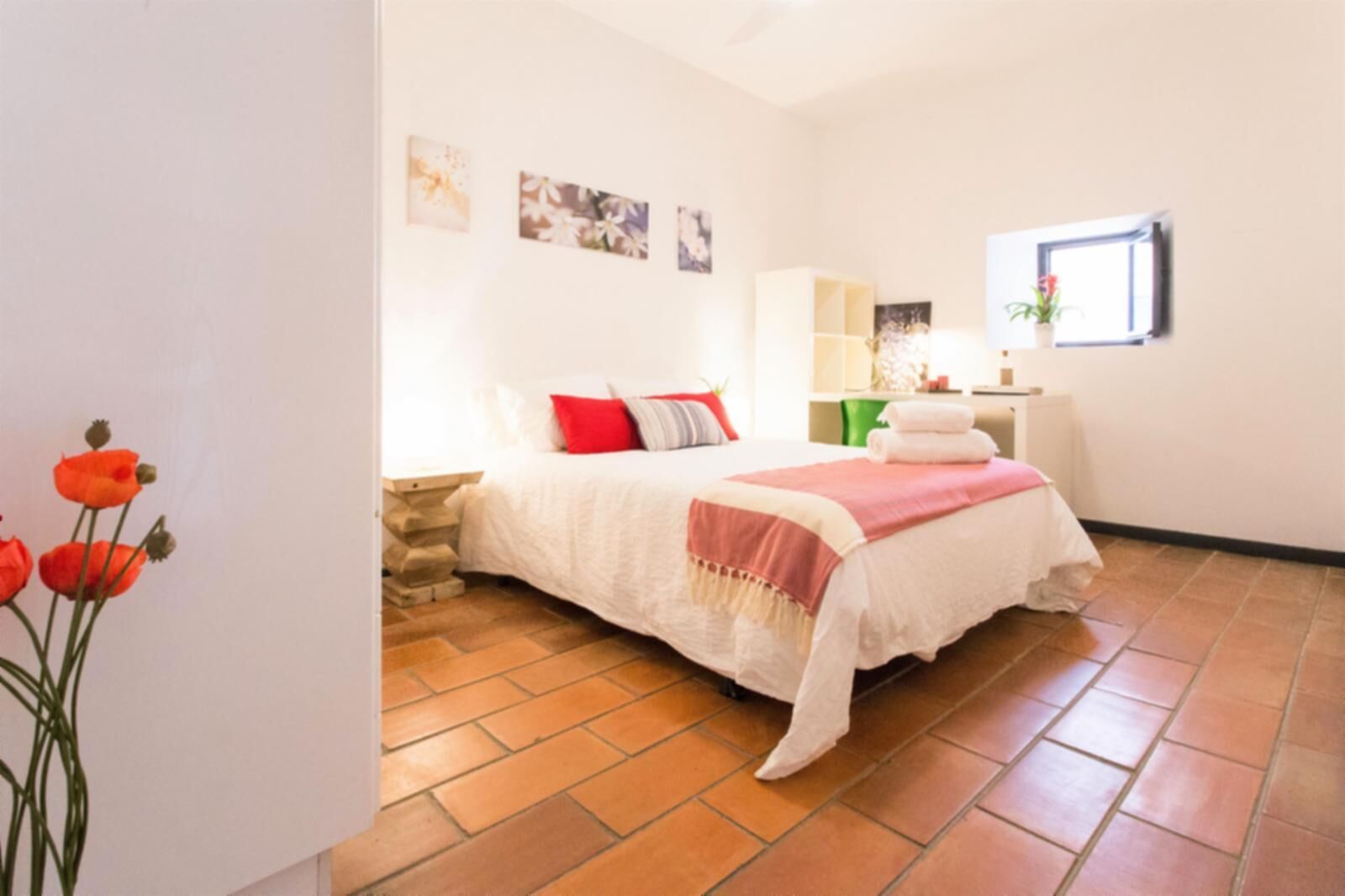 Een strijkplank/strijkijzer, internet, beddengoed