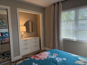 2 chambres, fer et planche à repasser, lit de bébé portatif