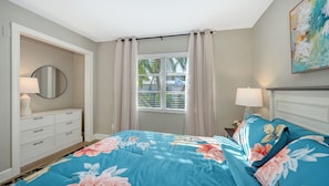 2 bedrooms, iron/ironing board, travel crib, free WiFi - Jamaica Royale #11- Everything NEW, 3 Heated Pools, Right on the Beach! (Siesta Key)