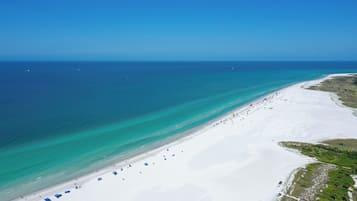 Plage, chaises longues, serviettes de plage