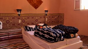 منزل تقليدي | 10 عدّة غرف نوم وأغطية فراش متميزة ومساحة عمل للكمبيوتر المحمول