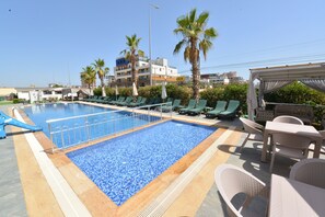 季节性开放的室外游泳池