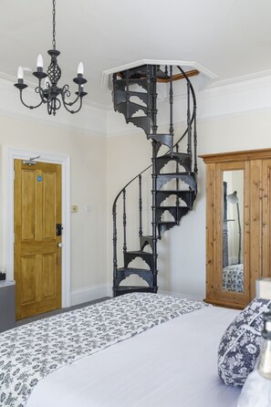 1 bedroom, iron/ironing board, free WiFi, bed sheets - Pittodrie Guest House - Apartment 6 (Brighton)