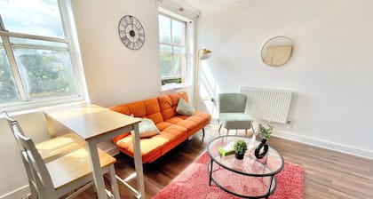 Apartment Sleeps 4 With Free Parking