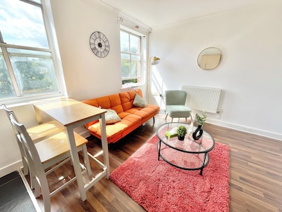 Apartment Sleeps 4 With Free Parking