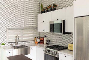Frigorífico, microondas, placa de cocina y cafetera o tetera