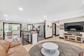 Een smart-tv, een dvd-speler en boeken