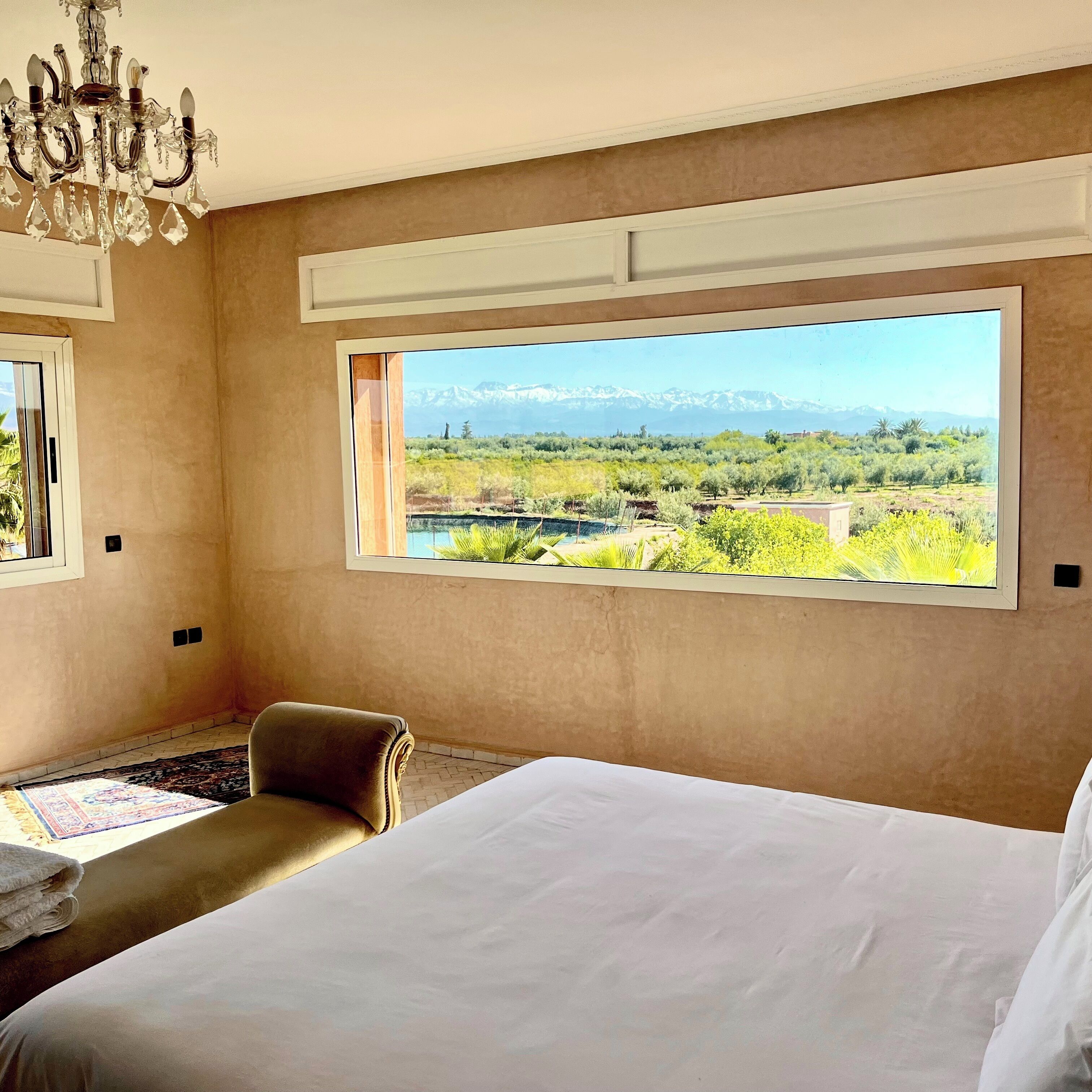 أغطية فراش متميزة وميني بار وبديكورات فريدة لكل غرفة وطراز فريد لكل وحدة