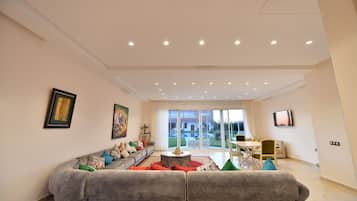 Villa familiare, 2 camere da letto, accesso alla piscina | Area soggiorno | Caminetto