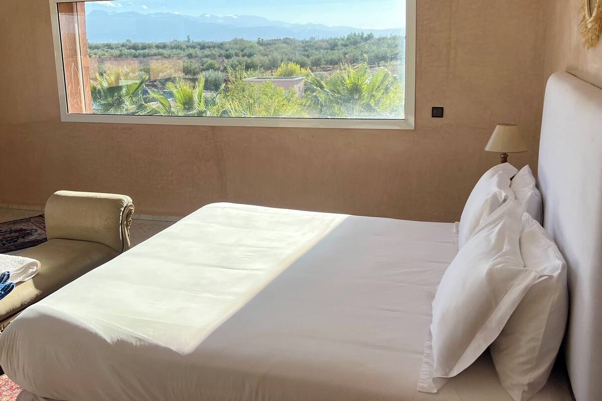 2 bedrooms, premium bedding, minibar, individually decorated