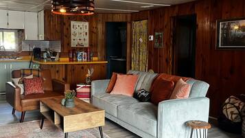 Een smart-tv en boeken