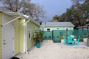 Outdoor dining - Anclote River casita, vacation rental.Tarpon Springs,FL (Tarpon Springs)