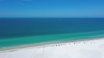Plage, chaises longues, serviettes de plage