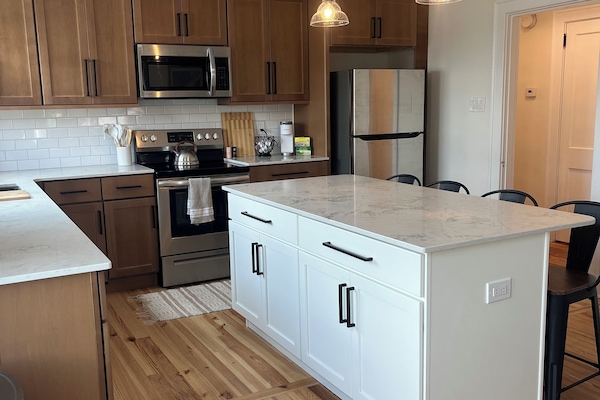 Een koelkast, een magnetron, een oven, een kookplaat