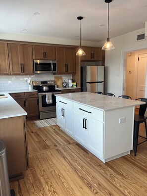 Jääkaappi, mikroaaltouuni, uuni, liesi