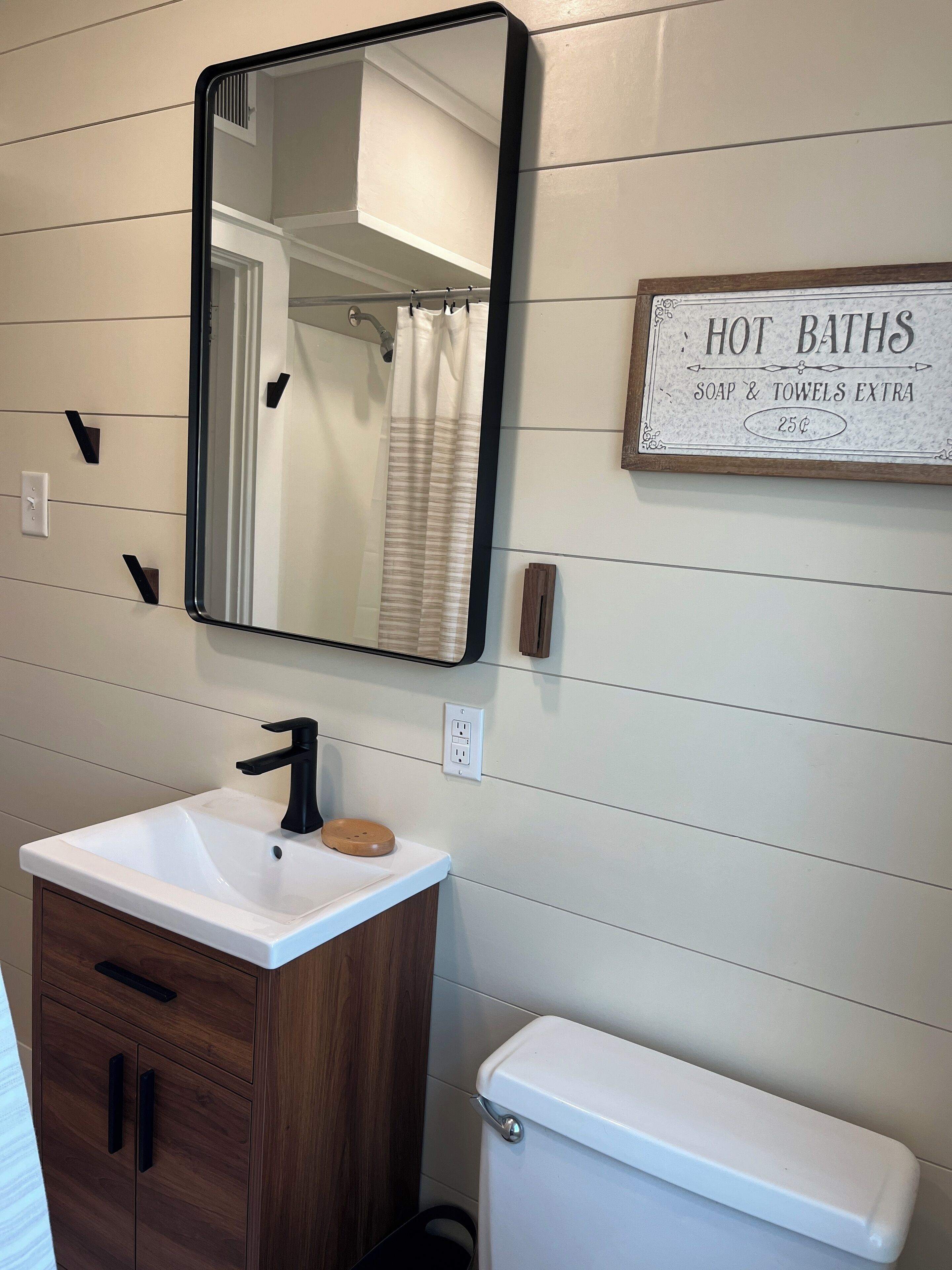 Secador de pelo, toallas, jabón, shampoo