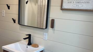 Secador de pelo, toallas, jabón, shampoo