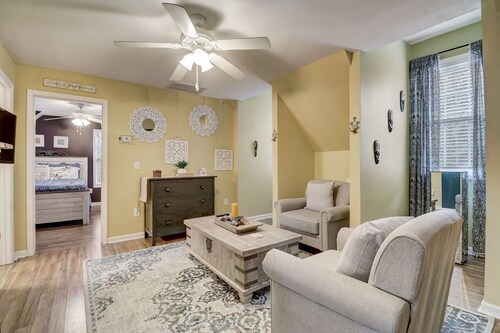 Carriage House near parks, walking paths, and historic downtown Sumter!