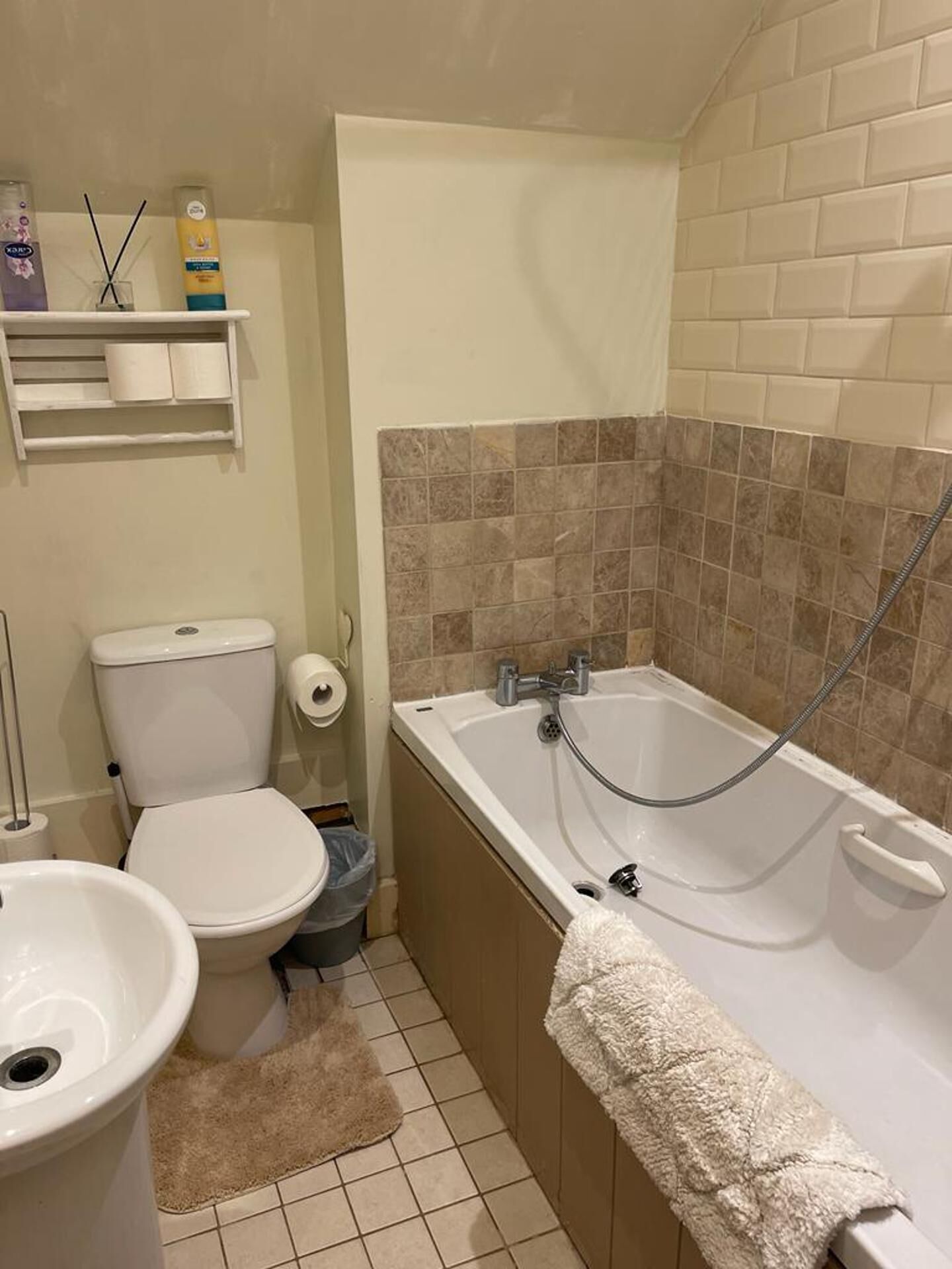 Un baño con inodoro, lavabo y bañera.