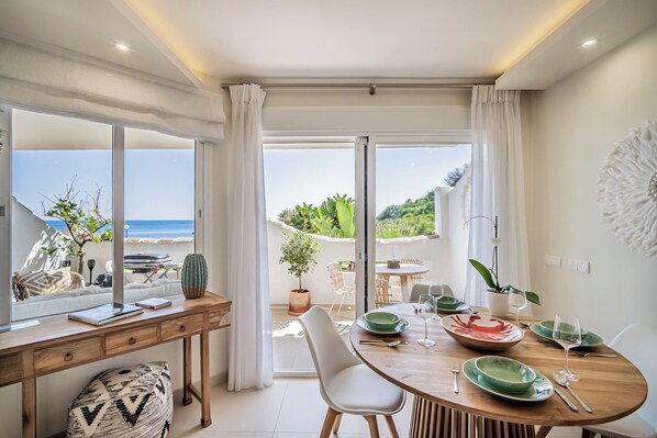 Dining - Luxury 2 bedroom beachfront apt in Bali-Boho style (Mijas Costa)