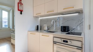 Frigorifero, microonde, forno, piano cottura