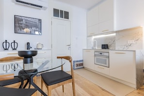 Réfrigérateur, four à micro-ondes, un four, surface de cuisson