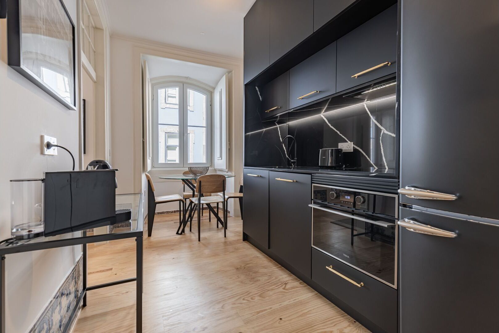 Kylskåp, mikrovågsugn, ugn och spishäll